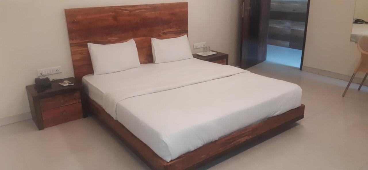 Hotel Sai Comforts Bapane Екстер'єр фото